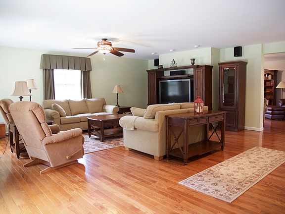 4th image of 1320 Glen Jean Ct