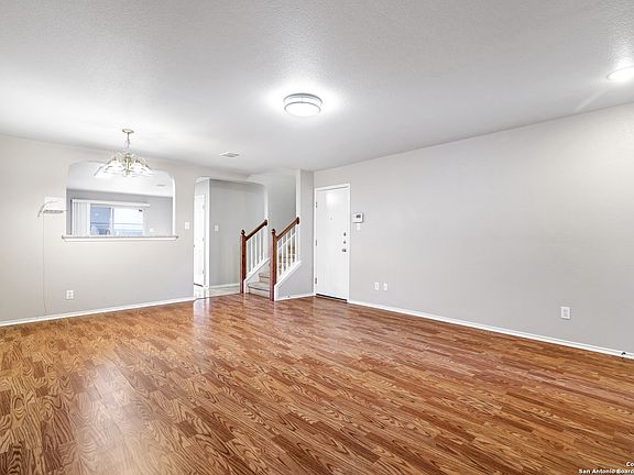 4th image of 527 DOLLY DR