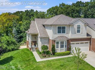 636 Mountain Cir, Rochester, MI 48306