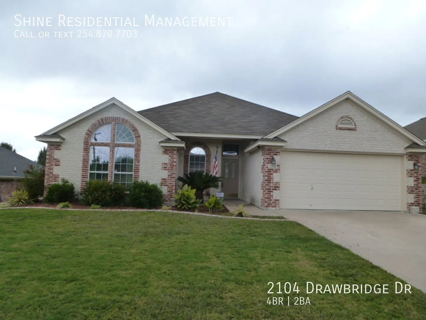 Available In January! Spacious 4-Bedroom Home With Fireplace & Jacuzzi Tub! — Photo 4