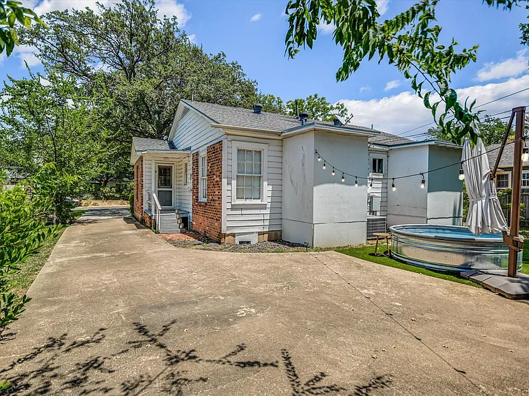 1615 Westover Rd — Photo 10