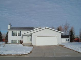 797 Dawn Cir, Grand Forks, ND 58203