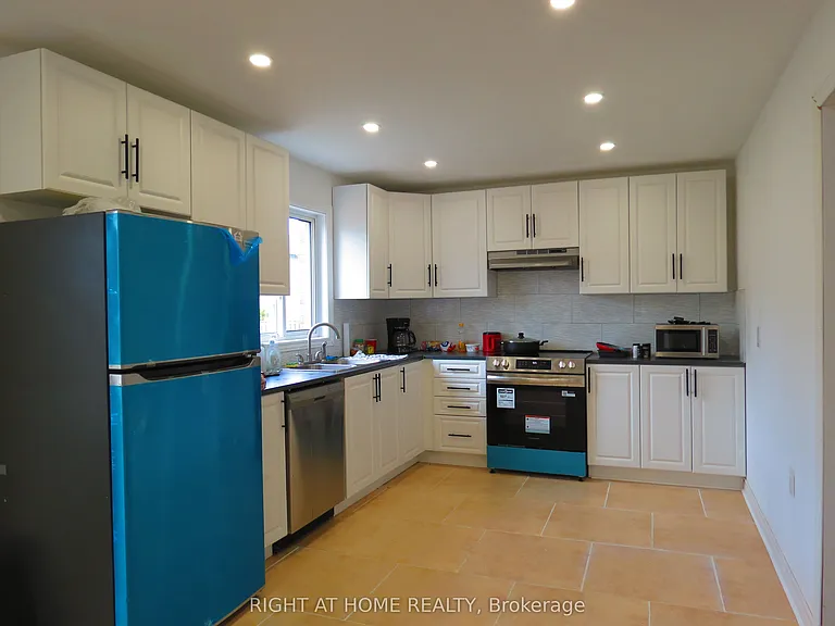 302 Stanley St — Photo 5