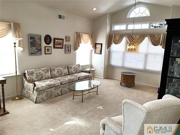 4th image of 30 Daulton Dr