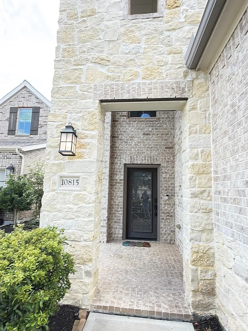 4 bed, 3.0 bath, 2194 sqft, $2,795 — Photo 2