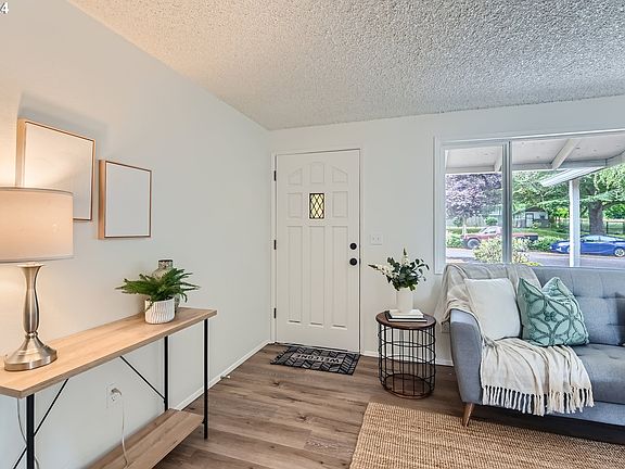 5th image of 7607 NE 65th Ct
