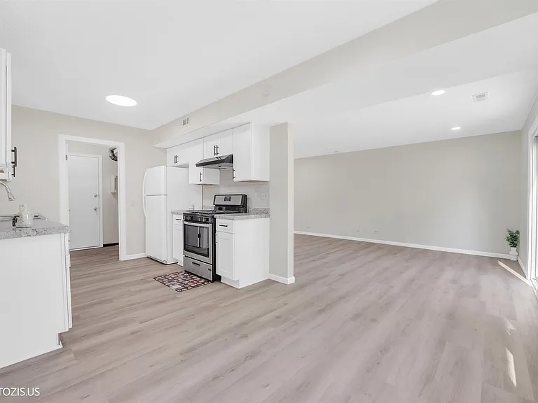 1405 Merrimac Ln N — Photo 18