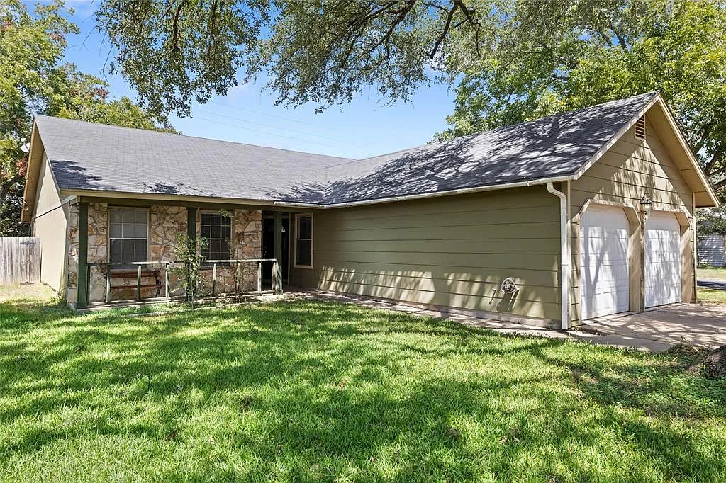 3 bed, 2.0 bath, 1594 sqft, $2,095 — Photo 1