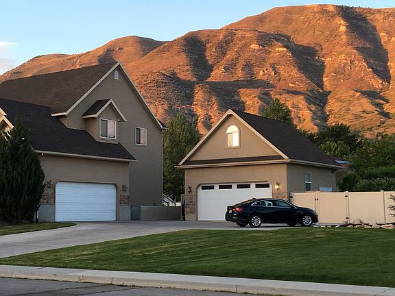 Detached garage w/ parking