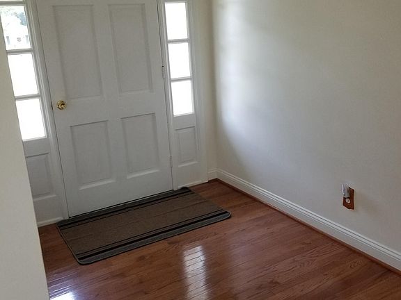 Foyer/Front Entrance