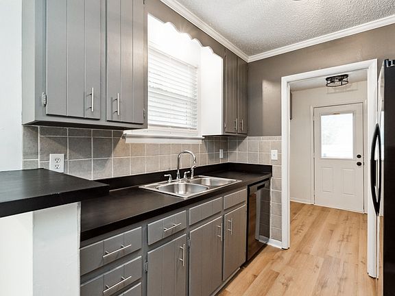 3rd image of 418 Barksdale Dr