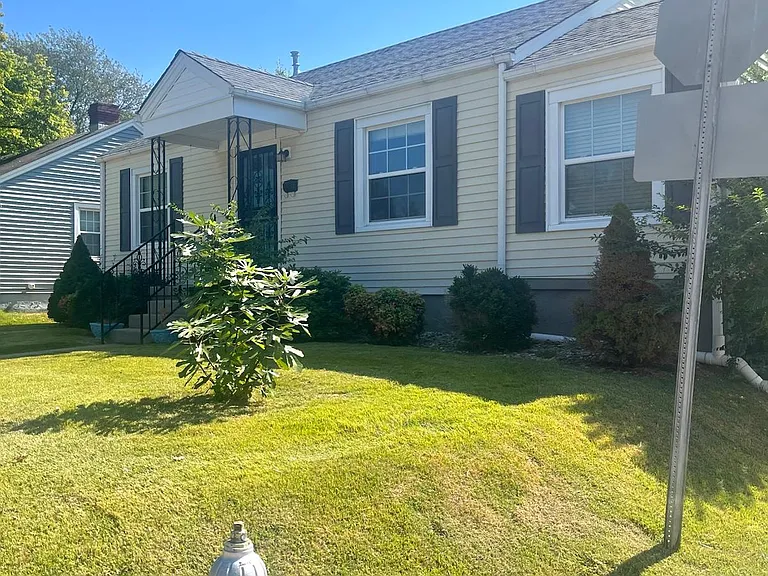 301 Poplar Dr — Photo 2