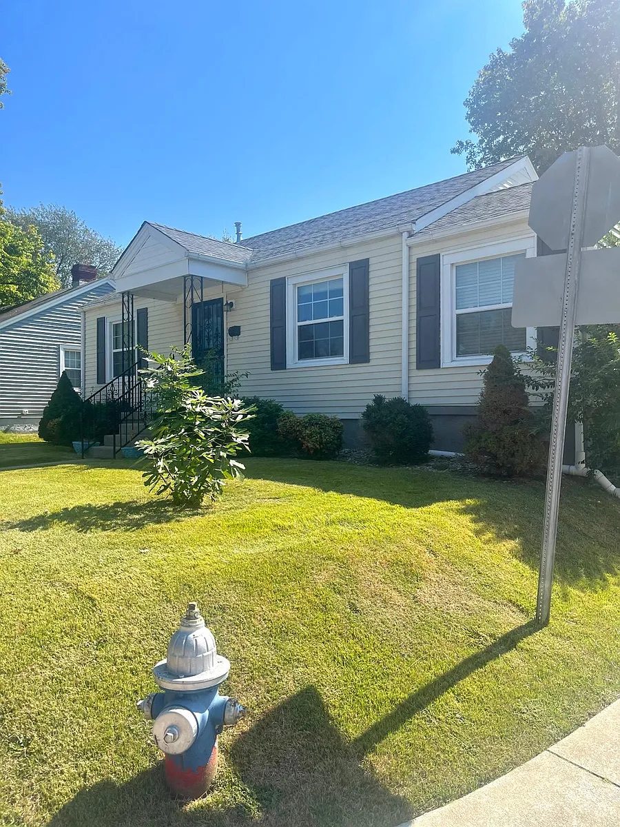 Building Photo - 301 Poplar Dr
