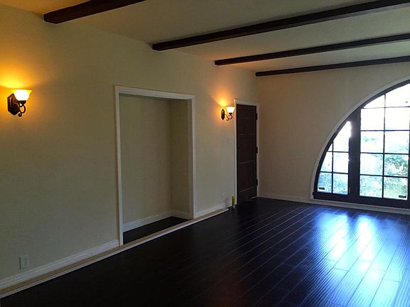 4th image of 7427 Oakwood Ave
