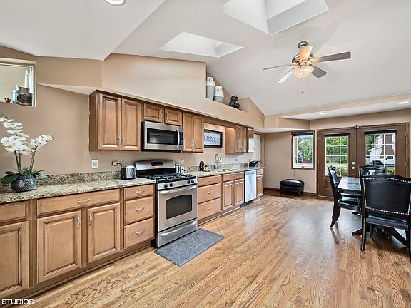 3rd image of 1530 Greenbriar Ln
