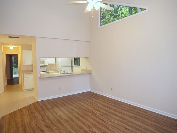 3rd image of 198 Parkbrook Cir