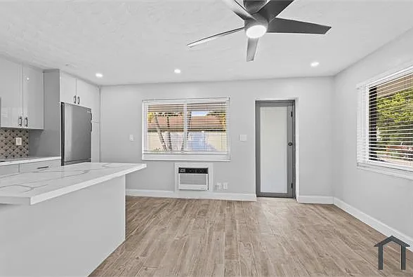1634 NE 4th Pl — Photo 4