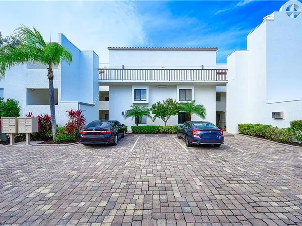 586 Beachwalk Cir, Naples, FL