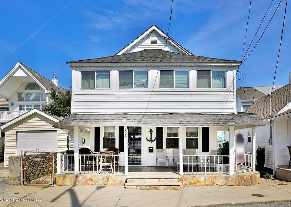 House - 1 min walk to beach