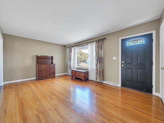 4th image of 413 Decatur Cir