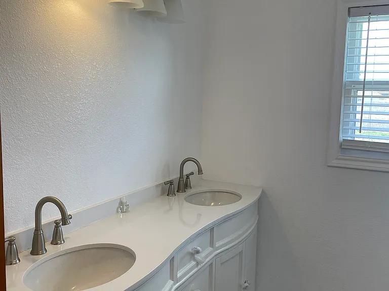 400 Lake Rd — Photo 2