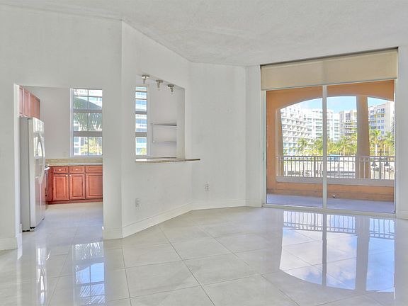 5th image of 3001 NE 185th St APT 211