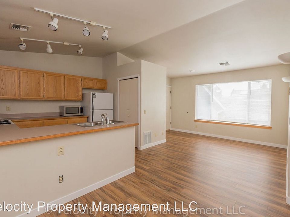 1st image of 1095 NE Hidden Valley Dr APT 4