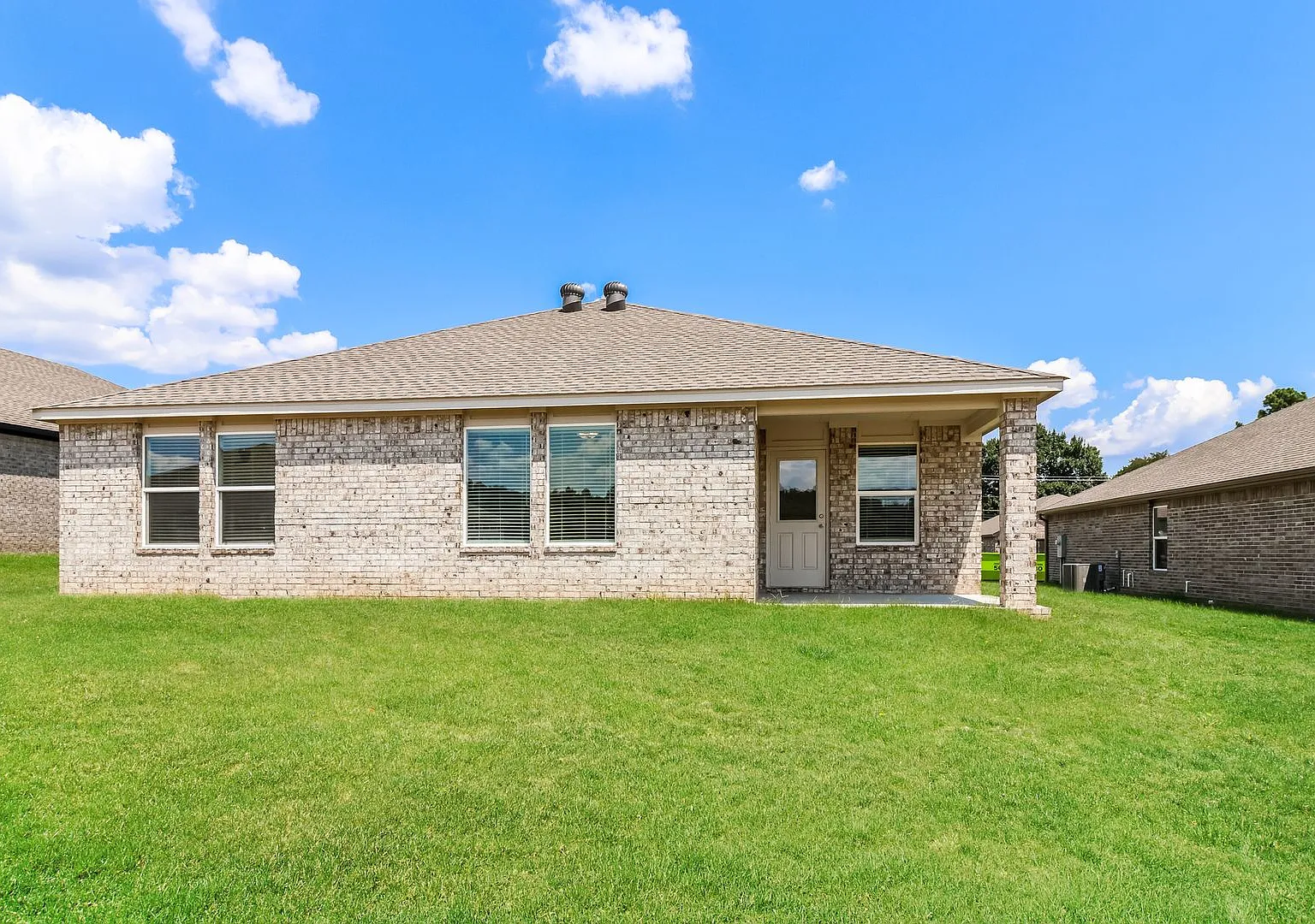 Spacious 4 Bed, 2 Bath Home with Garage in Mayflower! — Photo 2