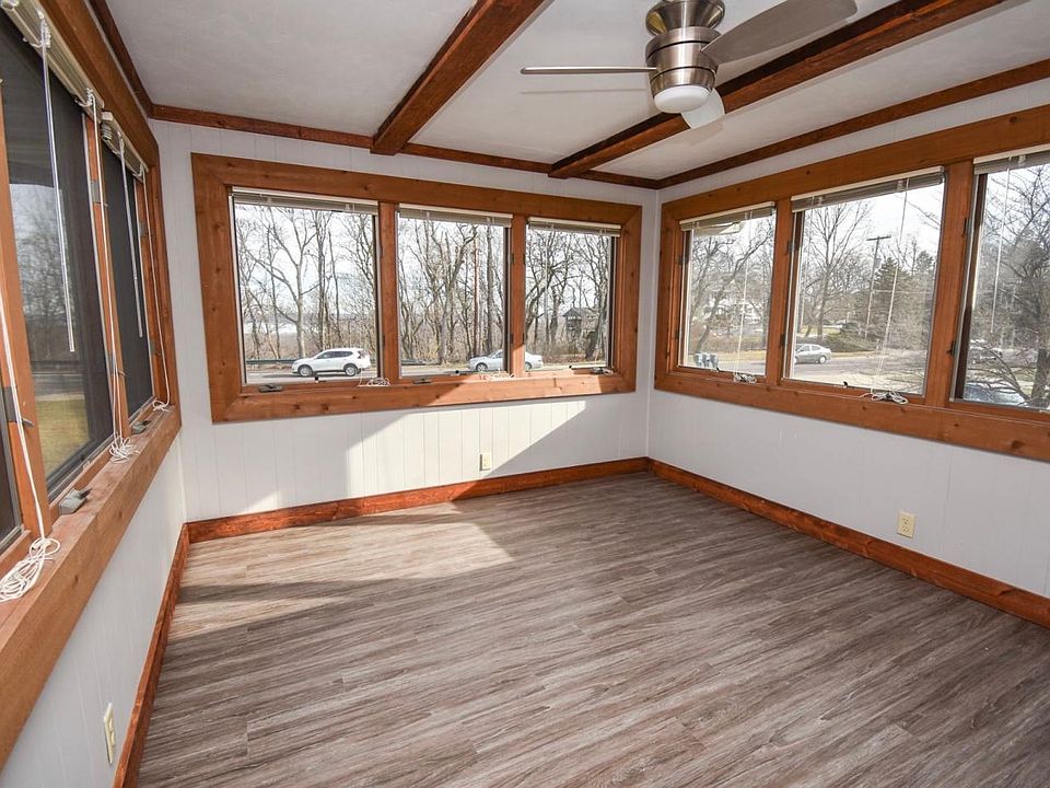 Awesome timber lounge area overlooking Prospect Rd and the Illinois River bluff.