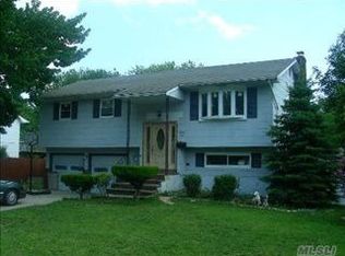 24 Gray St, Brentwood, NY 11717