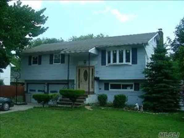 24 Gray St, Brentwood, NY 11717