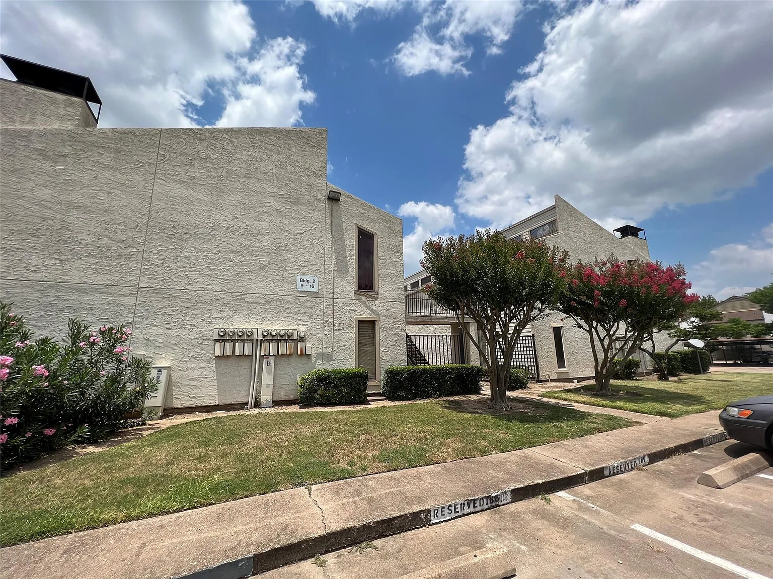 1 bed, 1.0 bath, 690 sqft, $880 — Photo 2