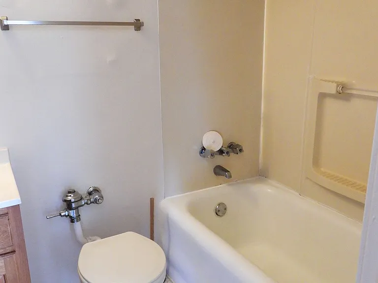 1560 E. Broad St. — Photo 18