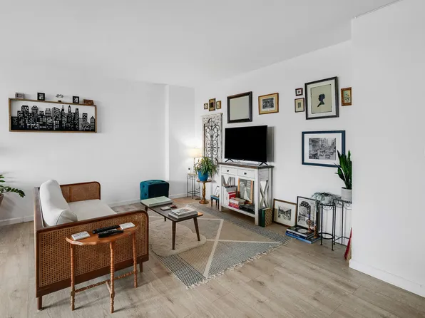 5800 Arlington Avenue image 4 of 13