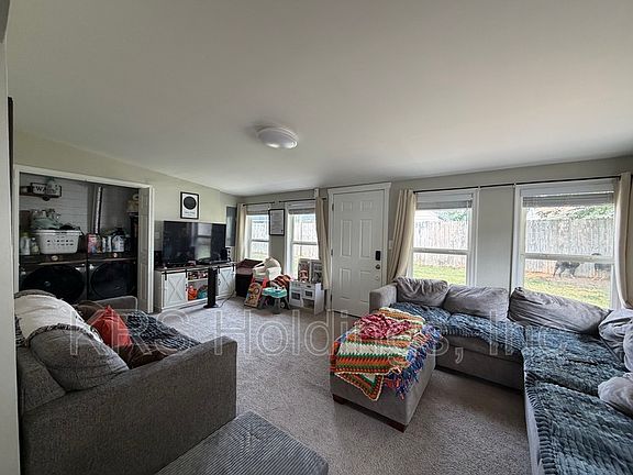 3rd image of 617 De Laura Cir