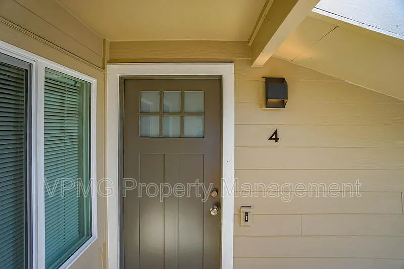 3 bed, 2.0 bath, 1136 sqft, $2,100 — Photo 4