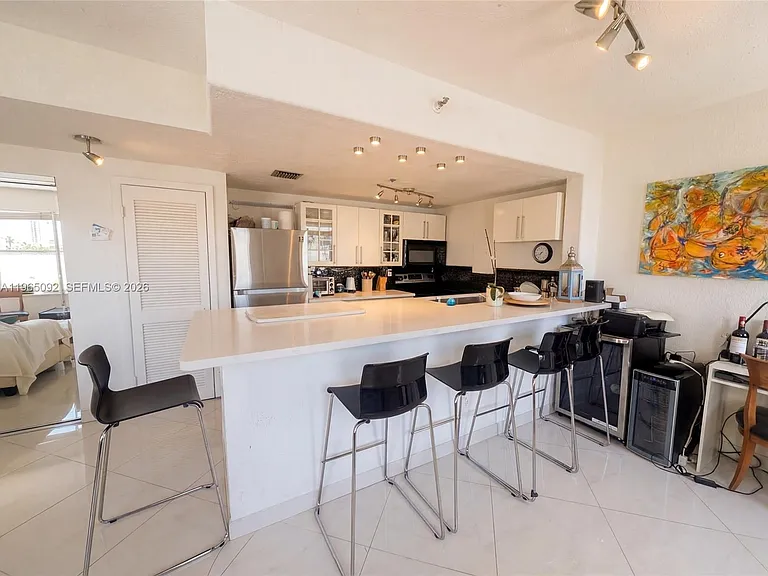 802 Euclid Ave #305 — Photo 3