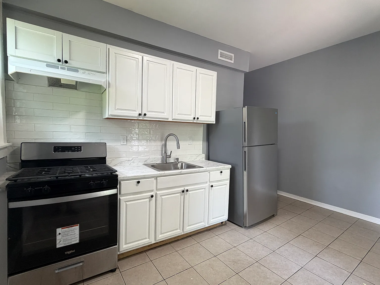3 bed, 1000 sqft, $1,900 — Photo 1