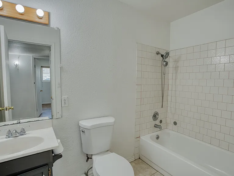 539 S 6th St W — Photo 8