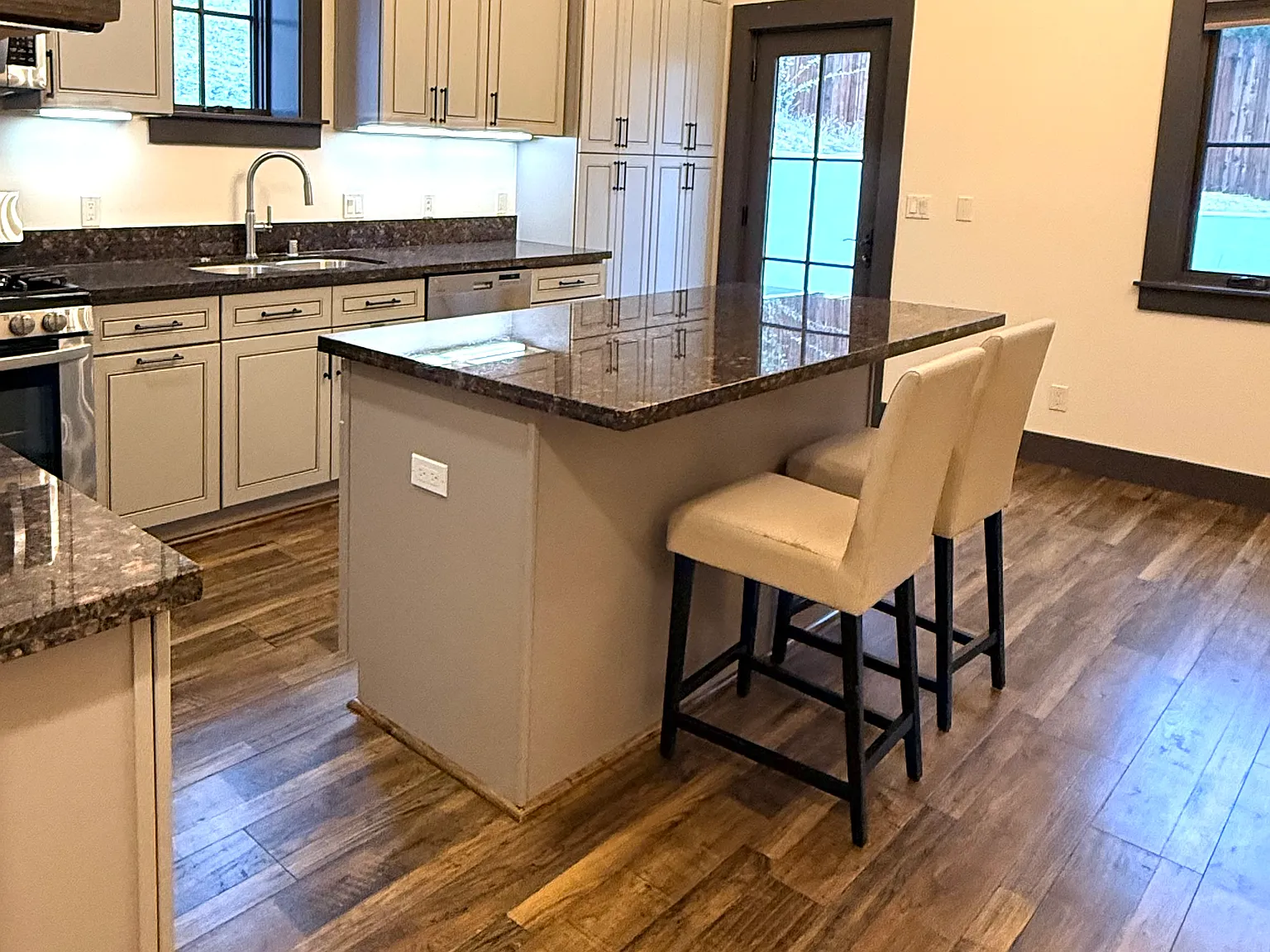 2 bed, 920 sqft, $5,000 — Photo 3