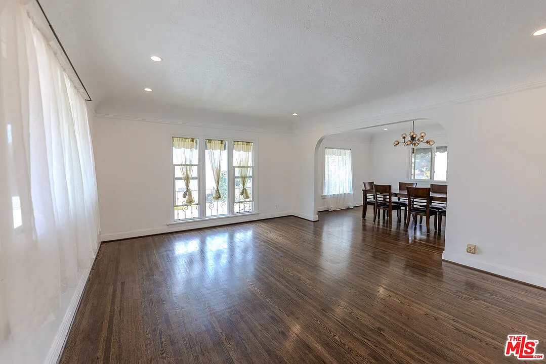 2 bed, 1.0 bath, 1373 sqft, $4,000 — Photo 3