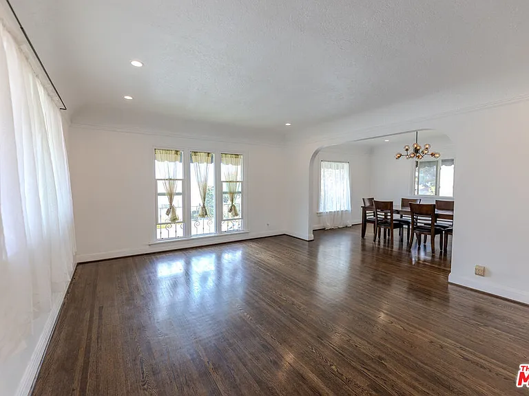 1067 S Sycamore Ave — Photo 3