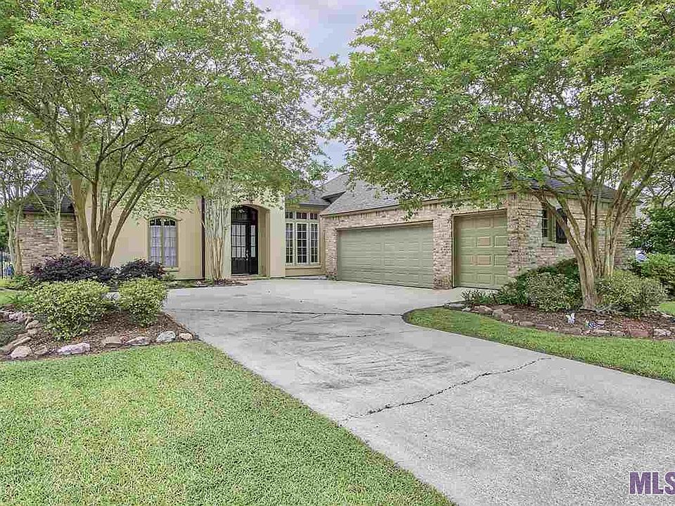 1st image of 18155 Lake Harbor Ln