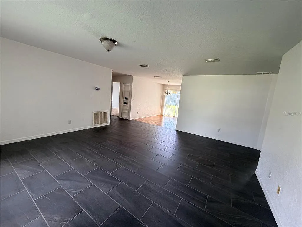 3 bed, 2.0 bath, 1433 sqft, $1,800 — Photo 4