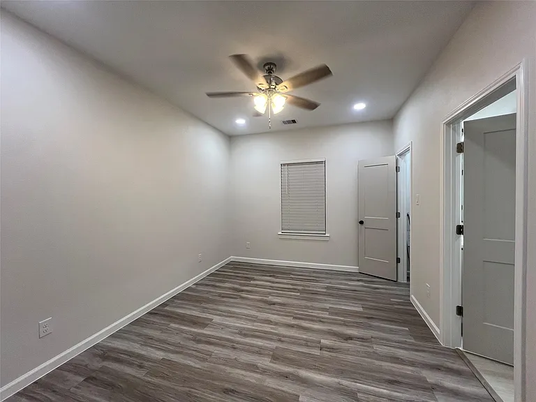 817 Center St — Photo 26