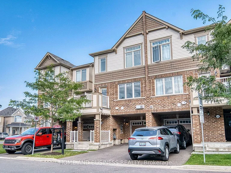 1135 Duignan Cres — Photo 2