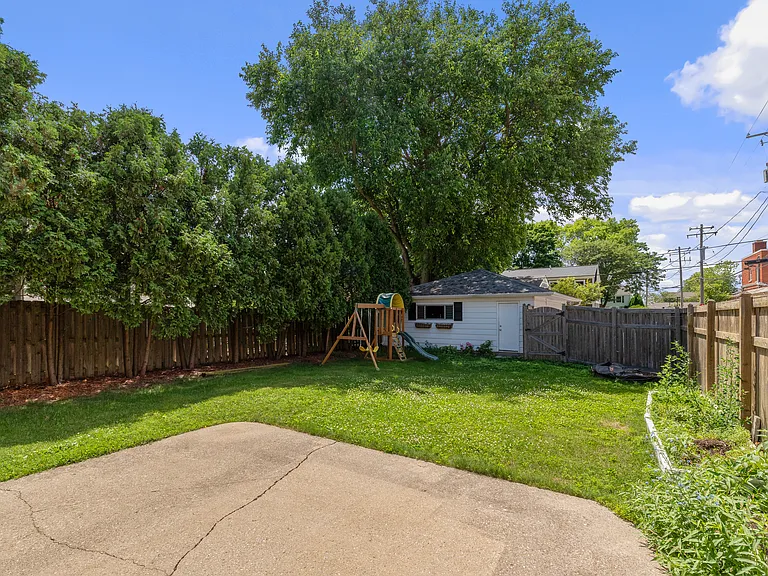 5577 N Kent Ave — Photo 34
