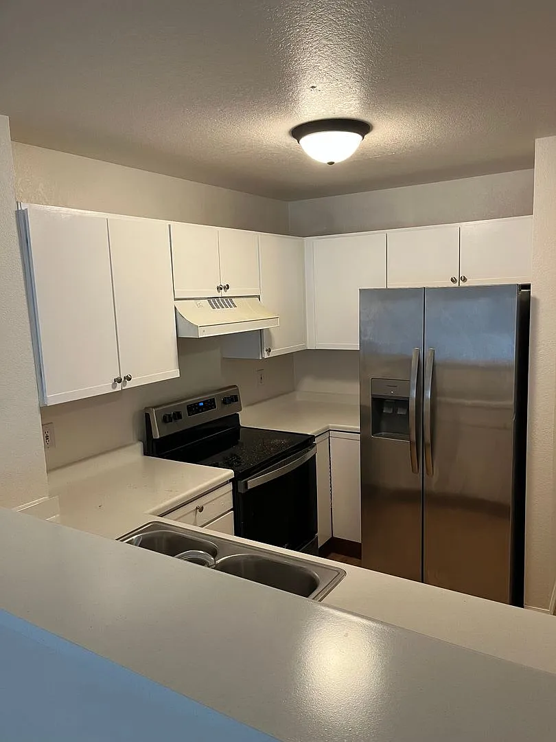 Enjoy New Finishes in this Cozy 3 bed 3 bath Lafayette Townhome. New Paint New Flooring — Photo 4