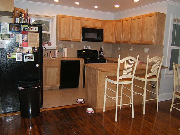 Fully equipped kitchen with counter bar