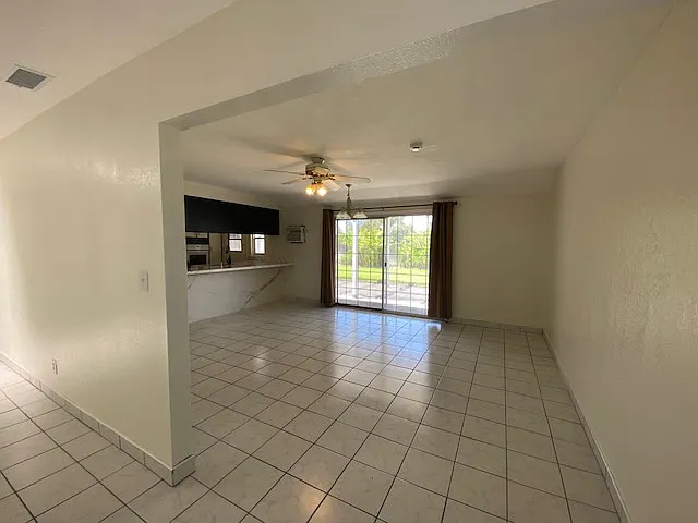 880 N Waverly St — Photo 4